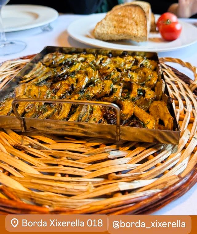 Carxofes a la llauna, tendres i saboroses. Cargols a la llauna, amb aquell punt de tradició que fa un viatge als sabors autèntics de la muntanya