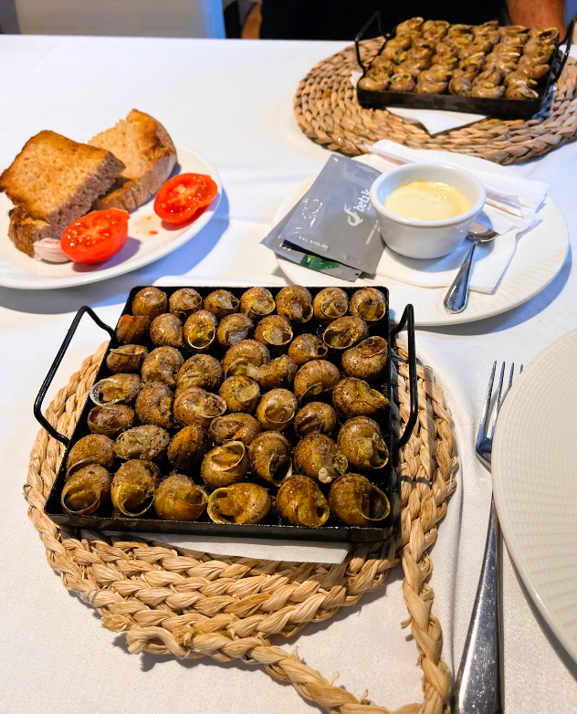 Borda Xixerella | Sabors autèntics d’Andorra 🇦🇩✨Restaurant Borda típica situada anat cap a Pal esqui Resort. I també estem molt a prop d’Arinsal. 🍴 A la nostra borda ens agrada sorprendre amb plats que es converteixen en records. Des dels caragols a la llauna fins als canelons tradicionals, cada mossegada és un homenatge a la cuina de muntanya. 🔥 I si parlem de carns… prepareu-vos per viure una experiència única amb les nostres carns madurades: 🥩 “Xuletons” i “Tomahawks” de races bovines seleccionades 🥩 Filets i entrecots amb tot el sabor i la tendresa que només ofereix la maduració perfecta. 🌊 Sense oblidar els nostres arrossos i fideuades, que ja són un clàssic a tot Andorra: Arròs d’entrecot madurat, intens i melós, Arròs de marisc fresc amb cloïsses de “carril”. Fideuà de marisc, amb tot el caràcter mediterrani. 💛 Gràcies de tot cor als nostres clients, que amb les seves fotografies i ressenyes ens ajuden a transmetre la passió i l’autenticitat de la nostra cuina. 👉 Vine a gaudir de la tradició, la qualitat i els sabors que defineixen la Borda Xixerella. #BordaXixerella #lamillorBorda #Autenticacuinaandorrana #Carnspremium #Arrossos #andorra #gastronomiaandorrana #cuinatradicional #experiènciagastronòmica #jamoniberico