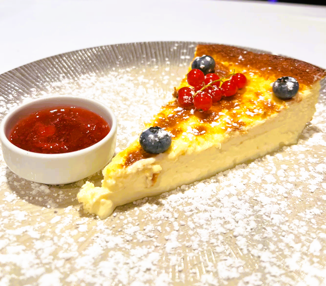 🍰 El final perfecte d’un àpat de muntanya A la Borda Xixerella, les postres són molt més que un detall: són el toc que converteix cada visita en un record inoblidable. ✨ El nostre pastís de formatge casolà és cremós, delicat i amb aquell punt just de dolçor que enamora. 🥕 I per als amants dels sabors intensos, la nostra Carrot Cake és un clàssic irresistible: esponjosa, aromàtica i coronada amb un frosting suau que la fa única. 🍮 A més, trobaràs altres postres casolanes que mantenen viva la tradició i la passió per la bona cuina. Vine a tastar-les i deixa que la muntanya et regali el seu costat més dolç. 📞 Reserva la teva taula i gaudeix d’una experiència completa a Ordino. #BordaXixerella #PastísDeFormatge #CarrotCake #PostresCasolanes #OrdinoAndorra #CuinaDeMuntanya #SaborsAutèntics