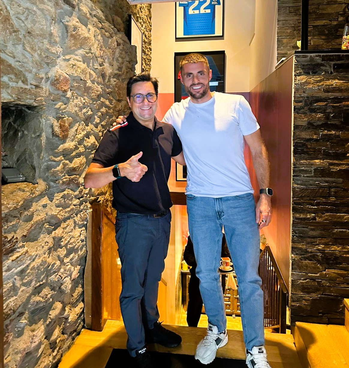 ⚽️ Gràcies per la visita, David López Silva! 🙌 A la Borda Xixerella ha estat un honor rebre al jugador del Girona FC, actual equip de la Primera Divisió espanyola. 📖 La trajectòria de David és un exemple de constància i talent: 🔹 Inicis al Sant Cugat, C.E. Mercantil i C.F. Damm. 🔹 Debut amb el R.C.D. Espanyol B i posterior pas pel primer equip. 🔹 Cessions al Terrassa FC, C.D. Leganés i S.D. Huesca, on va demostrar la seva qualitat. 🔹 Consolidació al R.C.D. Espanyol, guanyant-se un lloc fix a l’onze de Javier Aguirre. 🔹 Actualment, peça clau al Girona FC, jugant com a migcampista o defensa. 🍷 Ha estat un plaer compartir la nostra cuina de muntanya i Andorrana amb tu, David. La porta de la borda sempre estarà oberta per a tu i la teva família. Gràcies especials de @francisco_xixerella i de tot l’equip de la Borda Xixerella. #BordaXixerella #DavidLópezSilva #GironaFC #FutbolEspanyol #OrdinoAndorra #CuinaDeMuntanya #VisitesQueEnamoren #Franciscoxixerella