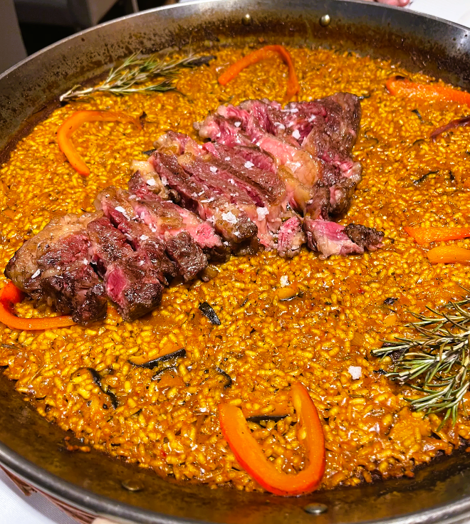 Las mejores reseñas de restaurantes de Andorra. Borda Xixerella en Andorra con carne a la brasa, arroces y bastantes más platos variados. Perfecto para disfrutar de la comida y el buen ambiente. Comimos el arroz con Entrecote, muy sabroso y bueno. De aperitivo, los mejillones, muy recomendables. Y de postre, mel i mató también te lo recomendaría si no quieres ni fruta ni algo muy potente. Y si nieva, puedes ver la nieve por la ventana mientras comes. Comida: 5/5 Servicio: 5/5 Ambiente: 5/5
