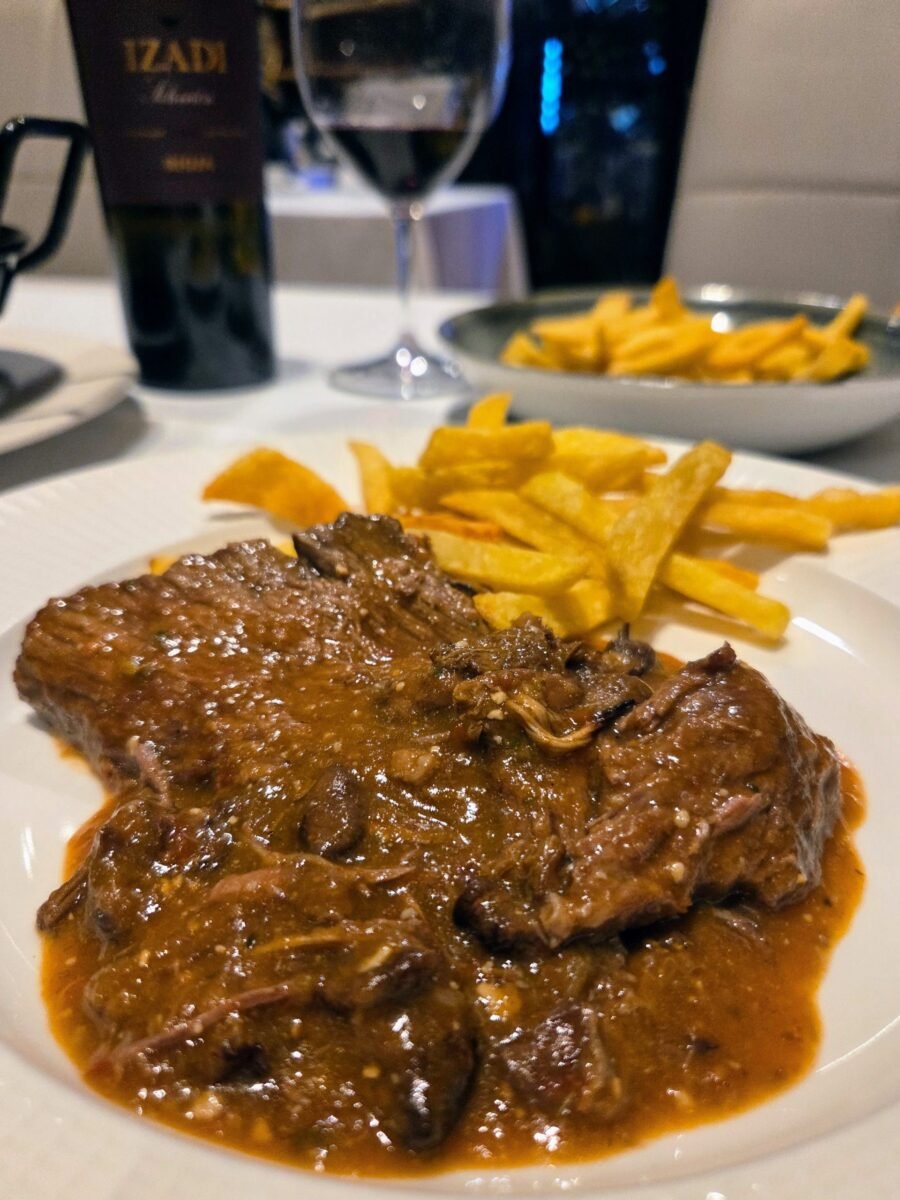 A la Borda Xixerella fricandó tradicional, cuinat pel xef Paulo amb tota la cura i respecte per la recepta original.