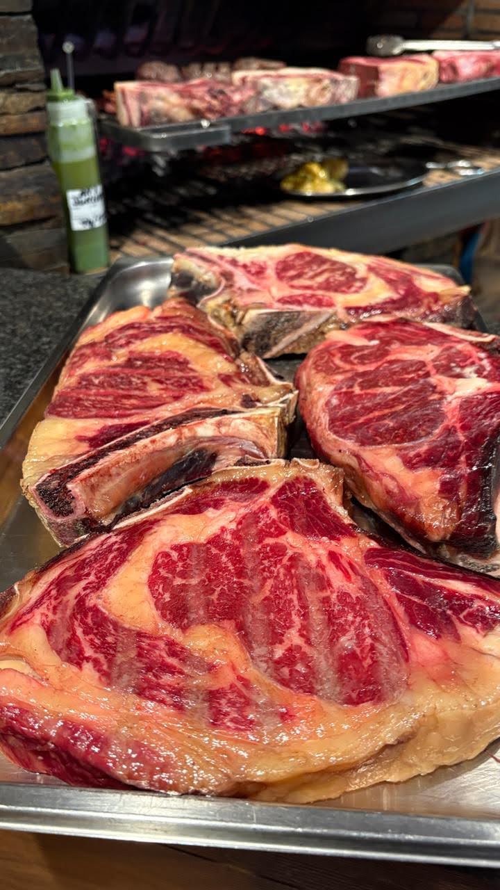 Las mejores reseñas de restaurantes de Andorra. Borda Xixerella en Andorra con carne a la brasa, arroces y bastantes más platos variados. Perfecto para disfrutar de la comida y el buen ambiente. Comimos el arroz con Entrecote, muy sabroso y bueno. De aperitivo, los mejillones, muy recomendables. Y de postre, mel i mató o la tarta de queso; también te lo recomendaría si no quieres ni fruta ni algo muy potente. Y si nieva, puedes ver la nieve por la ventana mientras comes. Comida: 5/5 Servicio: 5/5 Ambiente: 5/5