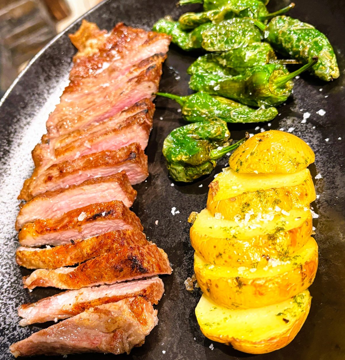 A la Borda Xixerella, les carns a la brasa són una experiència gastronòmica que combina tradició, qualitat i el sabor autèntic de la brasa