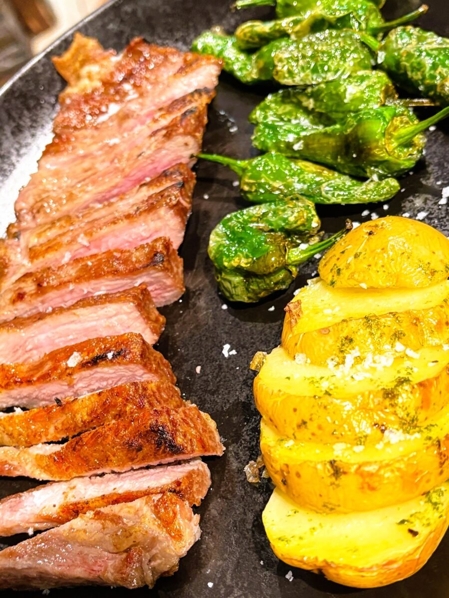A la Borda Xixerella, les carns a la brasa són una experiència gastronòmica que combina tradició, qualitat i el sabor autèntic de la brasa