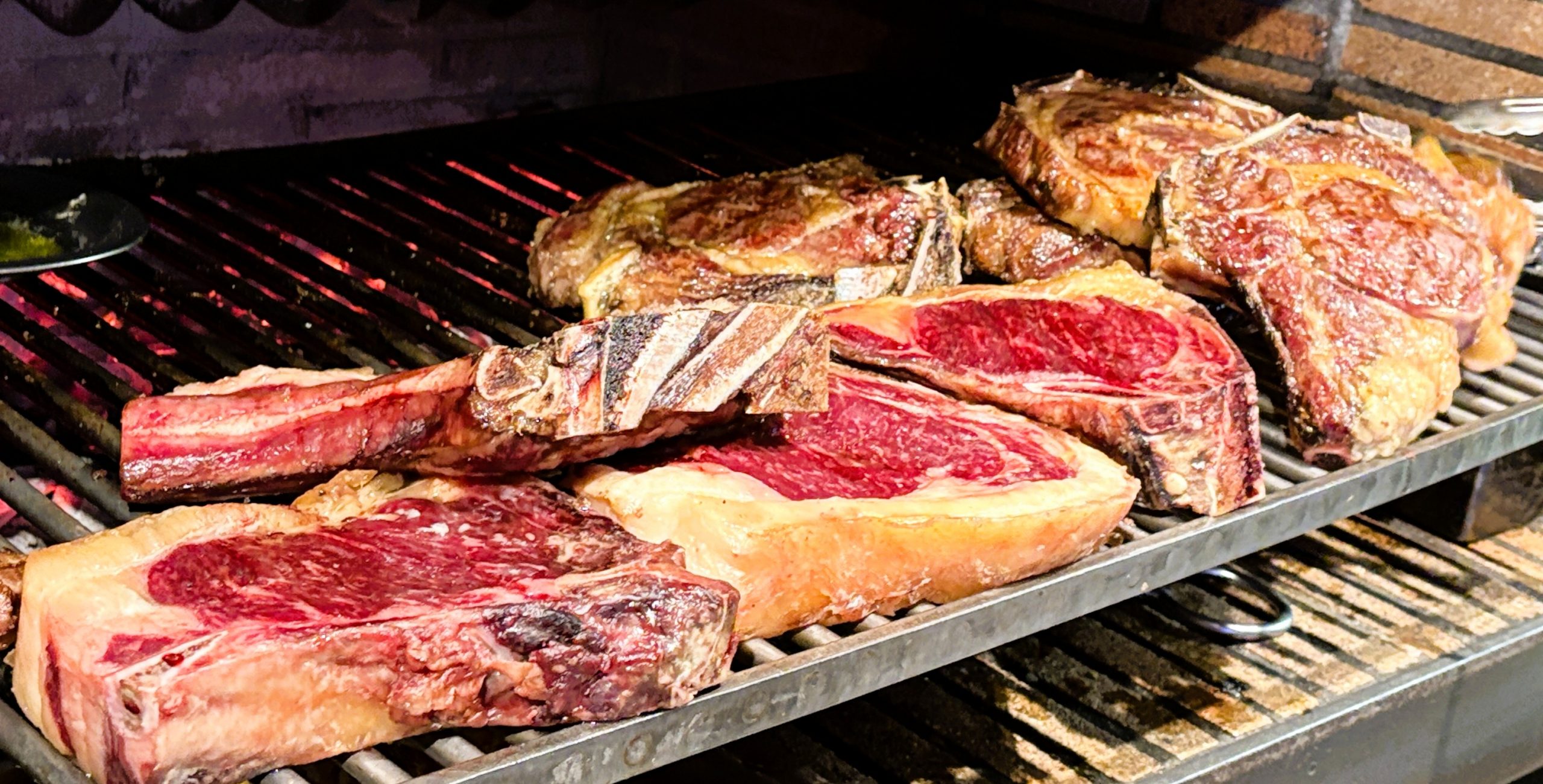 Borda Xixerella se postula con argumentos muy sólidos para ostentar ese título culinario tan cotizado en el Principado de Andorra, como el mejor Restaurante de Andorra.
La propuesta de Borda Xixerella destaca de manera excepcional por la confluencia de varios factores clave:
🏆 Un chef especialista en platos de Cuchara
La cocina del restaurante está capitaneada por un chef de perfil joven, pero con amplia experiencia formativa adquirida en los fogones más reputados de Andorra. Se ha consolidado como un auténtico especialista en la cocina tradicional de cazuela y los platos de cocción lenta, popularmente conocidos como "Xup-Xup". Sus preparaciones estrella bajo esta técnica artesanal incluyen la cua de bou (rabo de buey) guisada con patatas caseras, los peus de porc (pies de cerdo guisados, los mejores de todo Andorra) y la emblemática escudella andorrana durante el invierno.
🥩 El Paraíso de las Carnes Maduradas a la Brasa
Aparte de sus afamados arroces melosos marineros elaborados con bogavante azul del Cantábrico, el restaurante sobresale a nivel nacional por una despensa cárnica extraordinaria. Trabajamos con cortes prémium cocinados en brasas de leña tradicional, incluyendo razas bovinas de prestigio mundial como: 
Wagyu de Kobe (Japón).
Rubia Gallega, Cachena y Limiana (Galicia).
Asturiana de la Montaña (Casina) y Asturiana de los Valles.
Bruna de los Pirineos (raza local autóctona).
Retinta (sur de España) y cortes selectos de Finlandia o raza Simmental. 

🪵 Ubicación, Historia y Contacto
El restaurante se emplaza en una idílica estructura rústica en la carretera que sube hacia las estaciones de esquí de Pal y Arinsal, justo frente al camping de la zona. El proyecto está gestionado por sus propietarios de forma ininterrumpida desde junio de 2019, manteniendo intacto el mismo equipo culinario original. El establecimiento suele registrar llenos absolutos debido a su alta popularidad y visitas de celebridades deportivas y políticas.
Teléfono y Reservas (WhatsApp): +376 749 517

Si estás organizando tu visita a esta magnífica borda, ¿te interesaría conocer la disponibilidad de platos de temporada actuales (como sus caramañolas de caracoles o alcachofas)✨🍴 BORDA XIXERELLA 🍴✨ 📢 Us informem que aquest cap de setmana llarg estarem amb vosaltres cada dia. Ja podeu reservar T.+376 749 517 📆 Diumenge 7 de desembre ➝ OBERT a la nit 🌙  📆 Dilluns 8 de desembre ➝ OBERT TOT EL DIA ☀️ Vine a gaudir de la nostra cuina tradicional andorrana, amb plats que escalfen el cos i fan que cada trobada a la Borda Xixerella sigui molt especial. 🥣 La sopa casolana que ens connecta amb la tradició. 🔥 Les carns a la brasa de llenya, amb aquell punt irresistible de l’autèntica brasa. 🍲 Els guisats de muntanya, plens de sabor i autenticitat. 📍 Ordino, Andorra Reserva la teva taula i celebra amb nosaltres! #BordaXixerella #LaMassana #CuinaAndorrana #CapDeSetmanaGastronòmic #SoparsAmbEncant #GuisatsTradicionals
