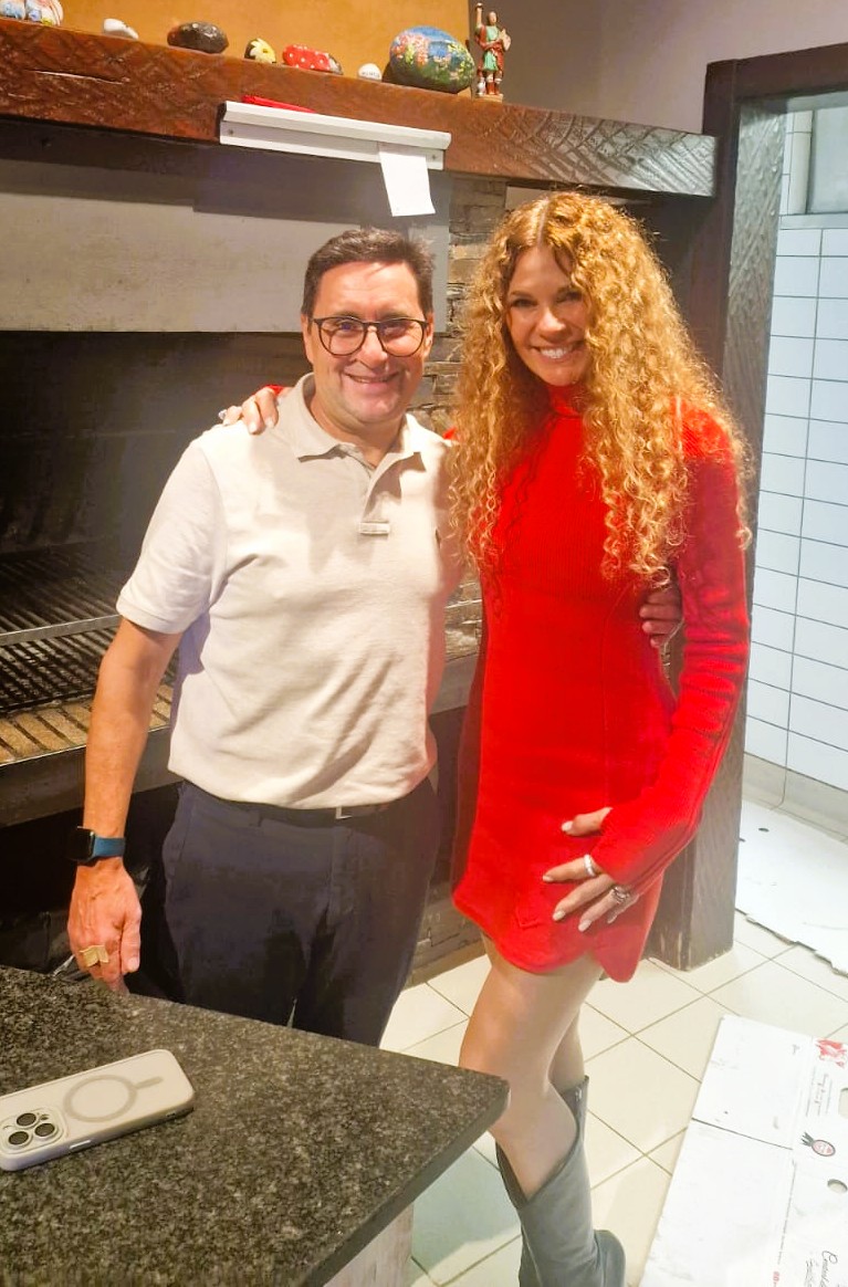 🌟✨ Visita molt especial a la Borda Xixerella ✨🌟Gràcies, Angie Cárdenas. Gràcies, Angie Cárdenas, per compartir un àpat amb nosaltres a la nostra borda a Xixerella, La Massana. Ha estat un honor rebre la subdirectora i productora executiva de “Aruseros” La Sexta, una de les peces més fonamentals del programa i una dona que destaca per la seva energia, carisma i professionalitat. Angie és la persona que supervisa, crea i organitza tot el que passa a l’espai matinal de La Sexta, i alhora omple el plató amb les seves opinions brillants i la química amb Alfonso Arús. La seva cabellera inconfusible és ja una autèntica icona televisiva. 🍴 A la Borda Xixerella continuem oferint el millor de la cuina tradicional andorrana i mediterrània: carns a la brasa, arrossos de muntanya i marisc, fideuada, escudella i postres casolanes, en un entorn acollidor i únic. 🙏 Moltes gràcies de nou, Angie, per la teva visita. Esperem tornar-te a veure ben aviat! #BordaXixerella #AndorraGastronomia #VisitaEspecial #AruserosLaSexta #AngieCárdenas https://www.instagram.com/aruseroslasexta/  https://www.instagram.com/angiecardenastv/