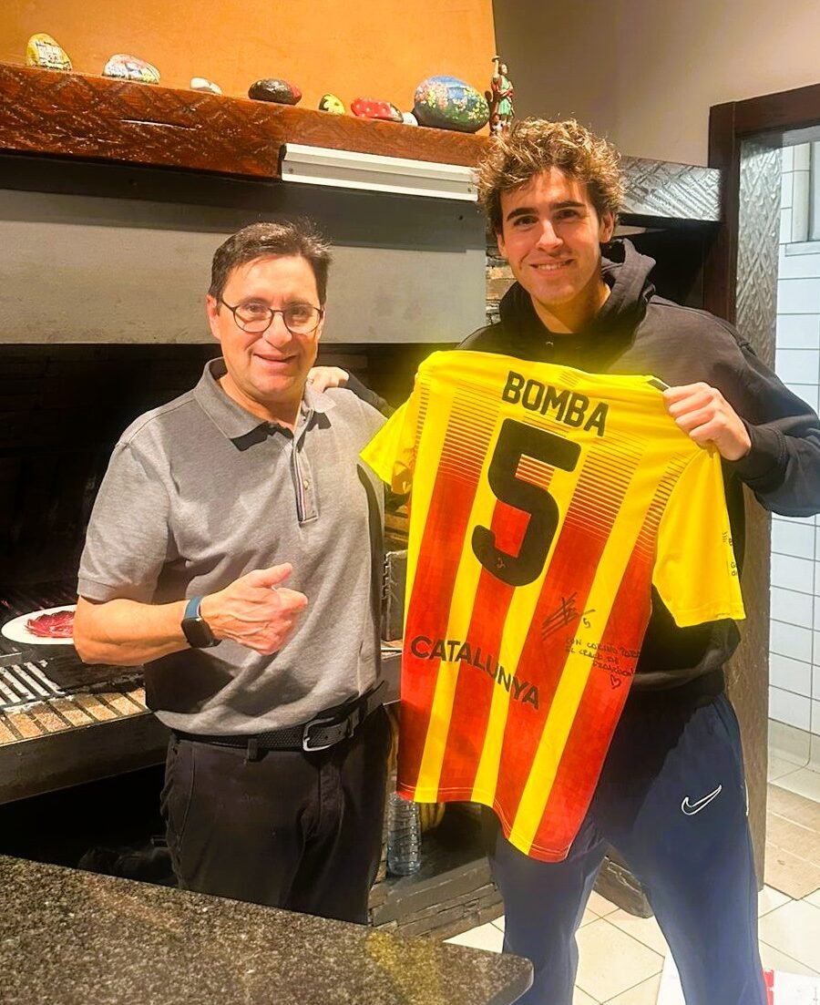 Gràcies, Marc Bombardó “Poyato” Avui ens ha fet un regal que guardarem com un tresor: 🎁 la samarreta oficial de la Selecció Catalana.