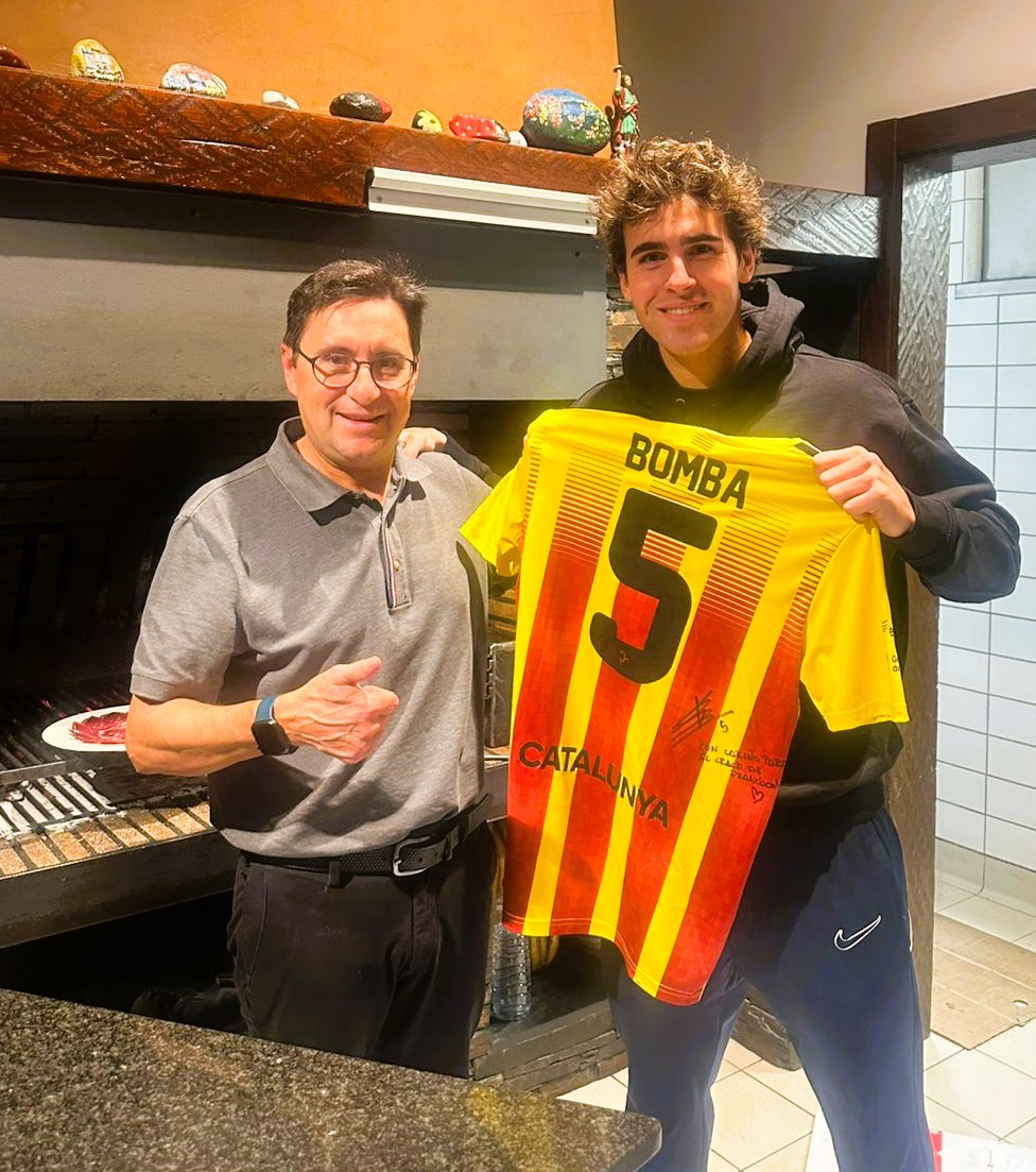 ,🔥 Gràcies, Marc Bombardó “Poyato” 🔥 Avui volem dedicar aquest post a un jugador que porta el futbol a la sang i la humilitat al cor: MARC BOMBARDÓ, conegut com a POYATO. De vegades conegut com a Bomba per al seu joc dinàmic i explosiu, és un futbolista professional català que juga al club FC Andorra de Segona Divisió. Principalment de defensa central, també pot jugar de lateral dret. Avui ens ha fet un regal que guardarem com un tresor: 🎁 la samarreta oficial de la Selecció Catalana. Un detall que diu molt de tu, del teu compromís amb l’esport i del teu orgull per la nostra terra. És un honor rebre un obsequi així d’un jugador que destaca tant dins com fora del camp. 💛 Gràcies, Poyato, per la teva generositat, pel gest i per representar amb tanta passió els nostres colors. https://www.instagram.com/marcbombardo/ Que continuïn els èxits, els gols salvats i els somnis complerts. Aquí a la Borda Xixerella tens sempre casa teva. #MarcBombaró #Poyato #SeleccióCatalana #FutbolCatalà #FCANDORRA #OrgullCatalà #Futbol #Andorra #PassióPelFutbol