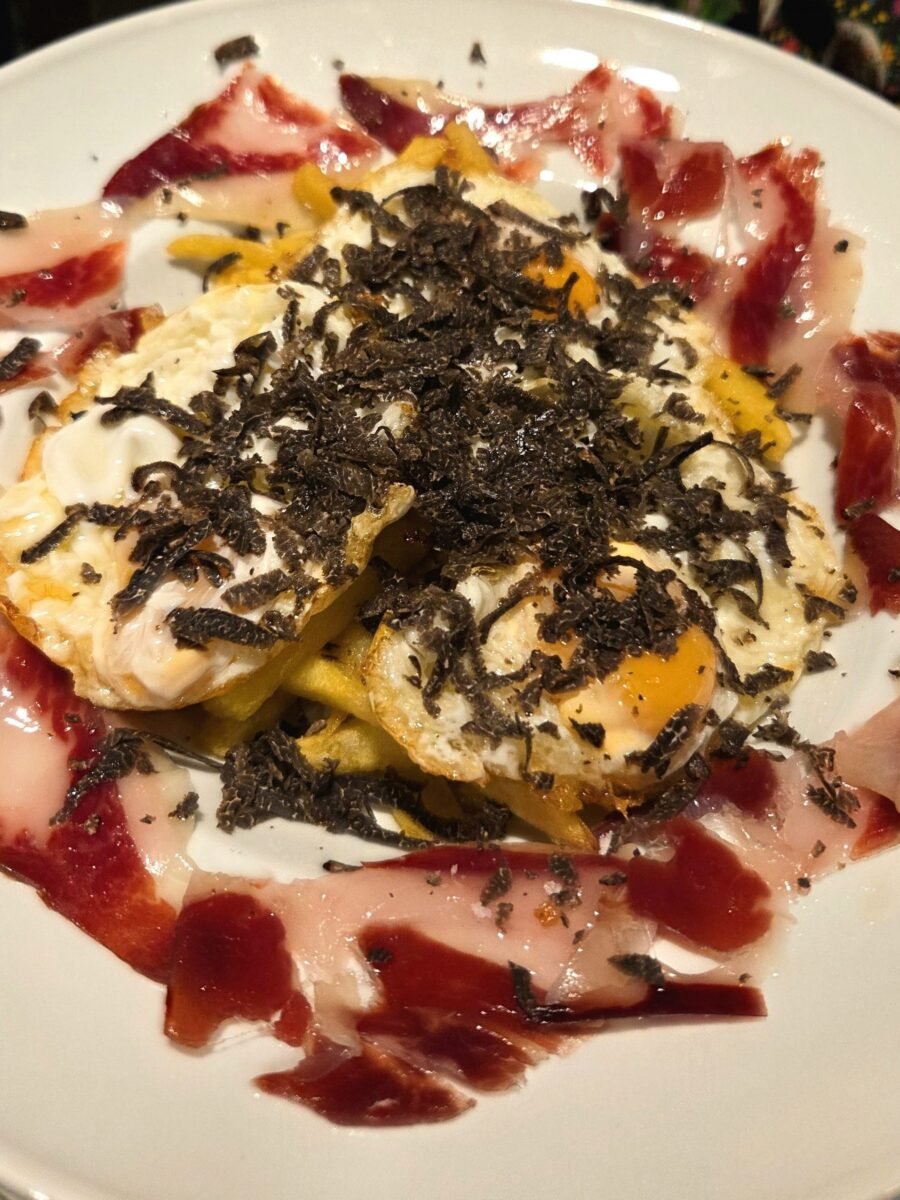 Ous trufats fregits, patates fregides, ous saltats amb trufa negra i pernil ibèric 100 x 100 gla.