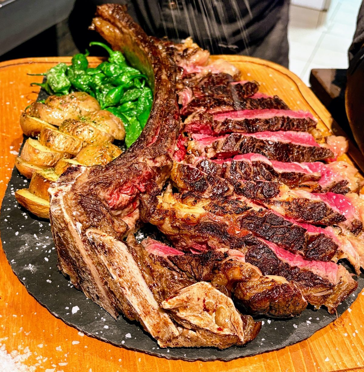 A la Borda Xixerella sabem que la bona carn necessita dues coses: qualitat excepcional i una brasa de veritat.