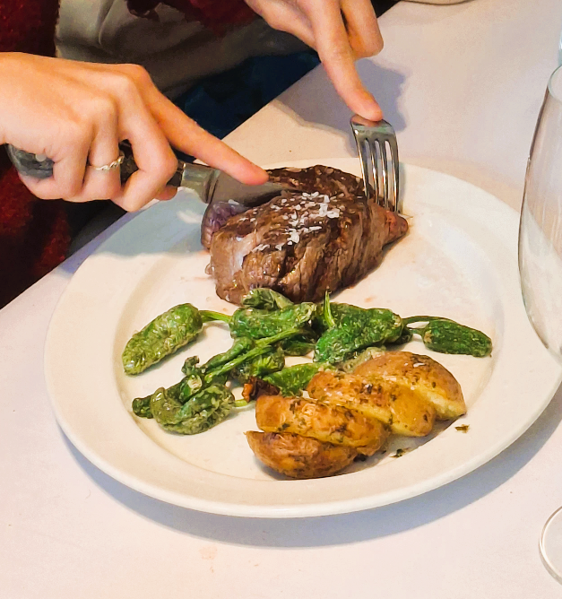 Las mejores reseñas de Andorra en la Borda Xixerella. La experiencia en la Borda Xixerella fue fantástica. La comida estaba buenísima, con sabores auténticos y bien cuidados que hacen que cada plato se disfrute al máximo. El lugar no puede ser más encantador, con un ambiente acogedor que invita a quedarse y relajarse. Además, la ubicación pintoresca añade un toque especial a la visita. Sin duda, un sitio al que apetece volver y recomendar a cualquiera que busque una experiencia completa: buena comida y entorno único.