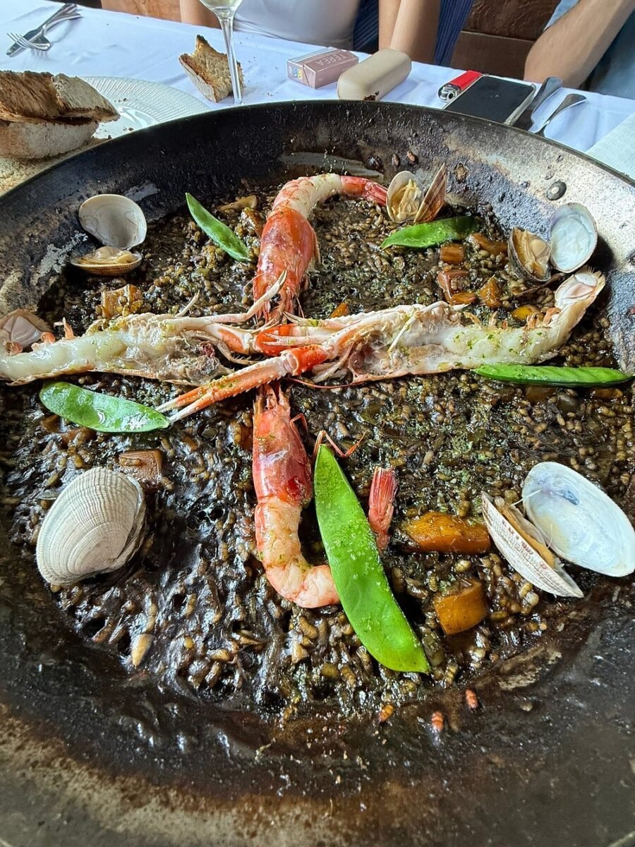 Borda Xixerella cuina de muntanya i cuina marinera: els arrossos de marisc fresc gambes vermelles, escamarlans i cloïsses del “carril” 