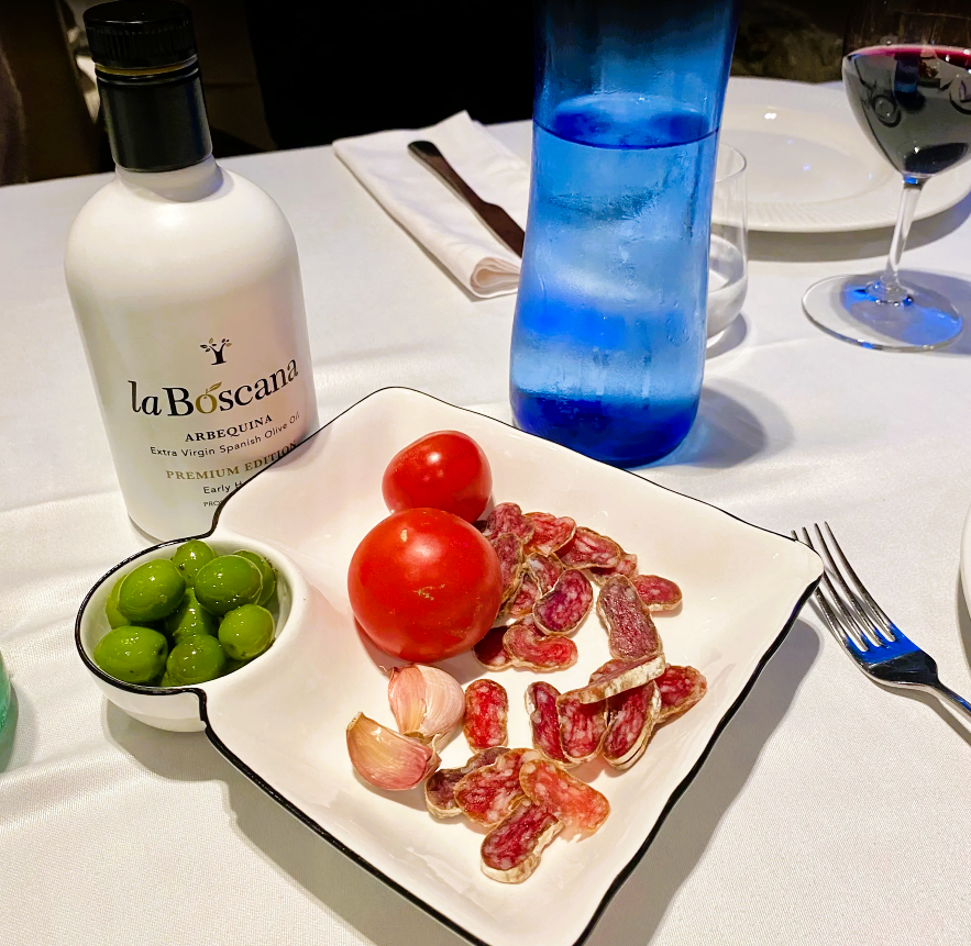 Fuimos por cena de trabajo y nos habían hablado muy bien del sitio. Reserva previa y atención de 10, la carne espectacular, tanto la madurada como la fresca del Pirineo, carne con sabor y muy tierna. Si en algo, opinión personal, creo que hay un pero, ya que va en gustos, fue la guarnición de patatas muy ricas pero excesivamente “cargadas” de romero, lo que le resta sabor y se superpone al de la carne. Repito, es mi percepción personal. Las alcachofas, muy ricas, y los postres elaborados con tarta de queso, buenísima. Pero especial mención al maître, atento, empático y con buen sentido del humor… que se agradece. Repetiremos seguro. Gracias. Menjar: 5/5 Servei: 5/5 Ambient: 5/5 Hola, Mario, muchísimas gracias por vuestra visita y por compartir una valoración tan completa y positiva. Nos alegra enormemente saber que vuestra cena de trabajo fue un éxito y que disfrutasteis tanto de la experiencia. Nos llena de orgullo que destaquéis la calidad de nuestras carnes, tanto la madurada como la fresca del Pirineo, siempre seleccionadas con mimo para ofrecer ese sabor auténtico y una ternura excepcional. En la Borda Xixerella trabajamos con una cocina que es nuestra esencia: cuina tradicional andorrana, platos mediterráneos y españoles como la cua de bou o el fricandó, las mejores carnes a la brasa —xai dels "Pirineus" y carnes maduradas de las mejores razas bovinas de España, Europa, Finlandia y Japón—, nuestros arroces de montaña, los arroces de marisco fresco con almejas, escamarlanes y gamba roja, la fideuà de marisco, el trinxat de Muntanya, la escudella andorrana en invierno y, por supuesto, nuestros postres caseros. Destacando la tarta de queso. Agradecemos también tu comentario sobre la guarnición. Tomamos nota con todo el respeto: entendemos que el punto de romero puede ir a gustos, y valoramos mucho que lo compartas de forma constructiva. Nos alegra especialmente que menciones a nuestro maître. La atención cercana, empática y con un toque de humor forma parte del espíritu de la casa, y nos encanta que lo hayáis percibido así. Será un placer recibiros de nuevo cuando queráis. Os recomendamos reservar con antelación, ya que solemos llenar, especialmente en temporada. Aquí os esperará nuestra borda, con su entorno de postal, su paisaje idílico y el ambiente acogedor que nos caracteriza. ¡Gracias a vosotros por la confianza y hasta muy pronto! 🙏✨