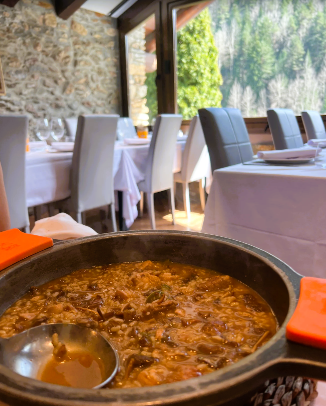 Maddi Arocena. Recomendamos mucho el restaurante Borda Xixerella. La comida tenía mucha calidad, buen ambiente, bonitas vistas… Entorno de postal.