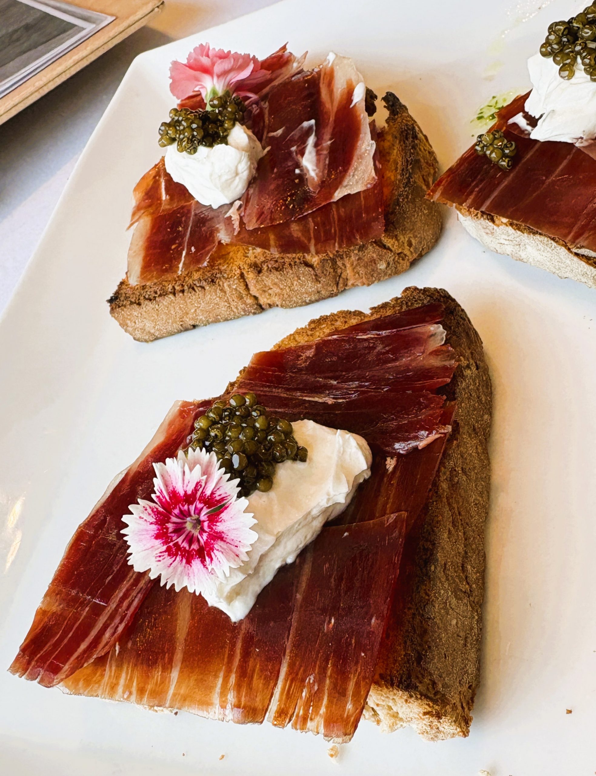 ✨Aujourd'hui, nous avons eu le plaisir de visiter la Borda Xixerella, où nous avons dégusté des créations culinaires vraiment exceptionnelles. Le chef Paulo nous a préparé trois plats uniques, pensés spécialement pour sublimer notre caviar Shah Daria :
* Jambon ibérique 100 % accompagné de fromage frais et de caviar Shah Daria. * Saint-Jacques nappées d’une légère sauce crème, relevées par une touche de caviar. * Palourdes galiciennes, délicatement servies avec une finition de caviar Shah.
Comme représentant du caviar Shah Daria, je tiens à exprimer toute ma gratitude au chef Paulo, qui a compris en moins de cinq minutes notre vision et a créé trois assiettes d’une finesse remarquable. Ces plats vont nous permettre de présenter notre caviar à d’autres restaurateurs, mais également aux particuliers, lorsque notre boutique ouvrira ses portes le 15 septembre prochain à Andorre-la-Vieille.
Shah Daria : l’art de la rareté et de l'excellence. Le caviar Shah Daria est une sélection rare, guidée par la noblesse de ses origines. Il existe des produits que le temps façonne avec une patience infinie, que la terre offre avec une générosité sans égale, et que seuls quelques artisans savent véritablement sublimer.
Au sein de notre maison, Shah Prestige, nous réunissons ces trésors : caviar d’exception* safran d’Iran* chocolat d’excellence* pistaches premium
Chaque référence incarne une promesse : authenticité absolue, rareté assumée et qualité sans compromis.
Un immense merci à Paulo, à Francisco et à toute l’équipe de la Borda Xixerella pour leur accueil, leur talent et leur passion. Une collaboration qui marque le début d’une très belle aventure gastronomique.