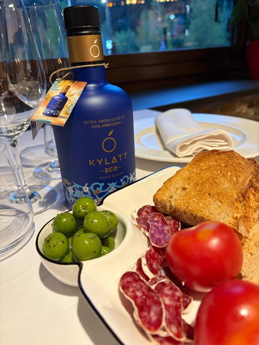A la Borda Xixerella comencem l’aperitiu amb un toc d’excel·lència absoluta: el nou oli d’oliva verge extra KYLATT, del Molí d’Alcanó.✨🫒