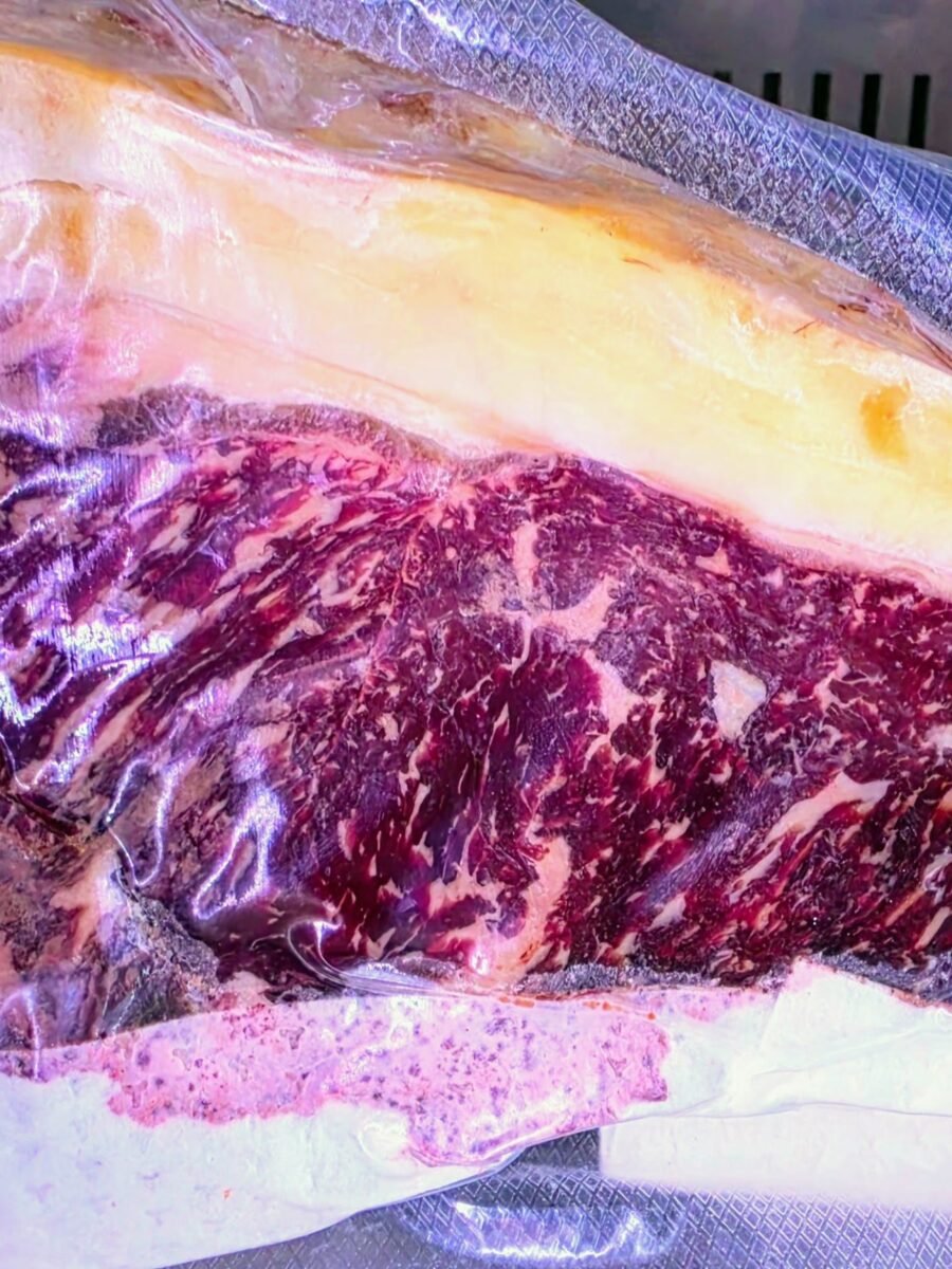 A la Borda Xixerella, la carn no és només carn: és tradició, foc i maduració perfecta.