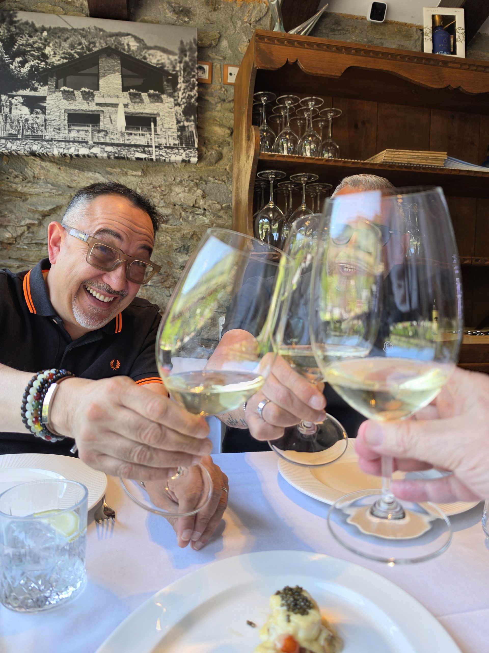 🔥🍽️ A LA BORDA XIXERELLA TENIM OPCIONS DE CUINA INCREÏBLES… EN UNA BORDA DE VERITAT! Quan busques un lloc on menjar cuina tradicional andorrana, plats de xup-xup fets amb paciència i amor… però també vols sorprendre’t amb arrossos prèmium com si fossis a primera línia de mar, hi ha una sola resposta: La Borda Xixerella és la borda que ho té TOT. 🏔️ Cuina de muntanya amb essència de sempre A la nostra borda trobaràs aquella cuina que escalfa l’ànima: Guisats andorrans de tota la vida Trinxat de muntanya Escudella tradicional Carns a la brasa amb producte de primera Plats que respecten la tradició i que mantenen viu el sabor autèntic de les bordes d’Andorra. 🌊🍤 Però també… arrossos prèmium com a la Costa Brava Sí, ho has llegit bé. A la Borda Xixerella també preparem arrossos de nivell altíssim, amb producte fresc i de qualitat extraordinària: Fideuà de marisc fresc prèmium Arròs de marisc gallec amb escamarlans, gambes vermelles i cloïsses gallegues gegants Sabors intensos, mariners i profunds, cuinats amb la mateixa cura que trobaries en un bon restaurant de la Costa Brava. I també el tradicional Arròs de muntanya. ✨ Una borda que sorprèn Perquè a la Borda Xixerella no només menges bé… Menges molt bé.   Amb tradició, amb producte, amb identitat i amb aquella combinació única de muntanya i mar que enamora. 📍 Vine a descobrir-ho Si busques una borda on la cuina sigui protagonista, on cada plat expliqui una història i on el producte sigui rei… La Borda Xixerella t’espera a Erts, La Massana. #BordaXixerella #CuinaAndorrana #ArrossosPremium #Fideuà #GastronomiaAndorrana #XupXup 