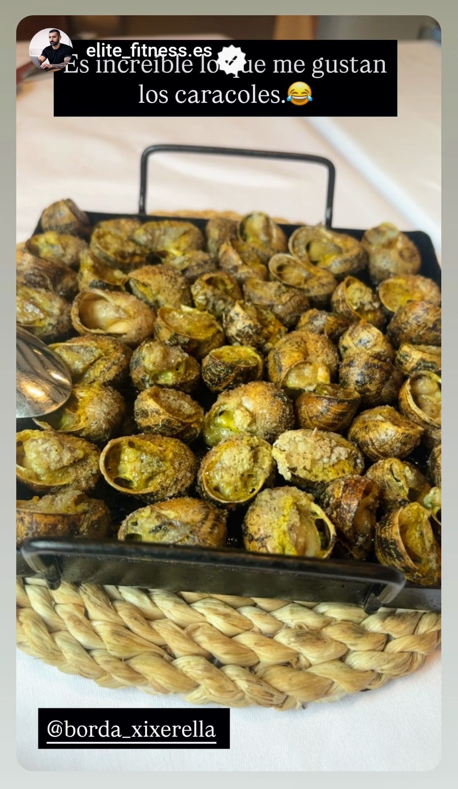 🔥🐌 ELS CARGOLS A LA LLAUNA DE LA BORDA XIXERELLA — UN CLÀSSIC de la mà DEL NOSTRE XEF PAULO. Avui volem donar les gràcies de tot cor a @elite_fitness.es per compartir la seva història amb nosaltres. Ens fa molta il·lusió veure com els nostres plats formen part de moments especials de tantes persones al Principat d’Andorra i en especial a Xixerella. I si hi ha un plat que desperta records, emocions i autèntica devoció… són els cargols a la llauna de la Borda Xixerella. Un plat tradicional, estimat i molt nostre, però que a Xixerella té alguna cosa única: El toc personal del nostre Xef Paulo, que converteix cada llauna en una experiència plena de sabor i caràcter. 🐌 Què fa especials els nostres cargols? Recepta tradicional respectada al màxim Toc final del Xef Paulo que els dona aroma, intensitat i un punt irresistible Cocció lenta i precisa perquè quedin tendres i saborosos Producte seleccionat per garantir qualitat i regularitat Els nostres clients ho diuen sovint: “Aquests caragols tenen alguna cosa diferent”. I sí, la diferència és la mà del Paulo, que hi posa passió, tècnica i un final que només ell sap fer. 🏔️ Un plat emblemàtic en un entorn de postal La Borda Xixerella és una de les bordes més singulars d’Andorra: un espai acollidor, envoltat de natura, amb un ambient que convida a gaudir de la gastronomia amb calma i bona companyia. Aquí, plats com els cargols a la llauna, les carns madurades, els arrossos de muntanya o el peix i marisc fresc el millor d’Andorra es converteixen en moments per recordar. Vine a tastar-los Si vols descobrir per què els nostres caragols són tan famosos, et recomanem reservar taula amb antelació. És un dels plats més demanats… i quan els provis, ho entendràs. #BordaXixerella #CargolsALaLlauna #XefPaulo #GastronomiaAndorrana #EntornDePostal