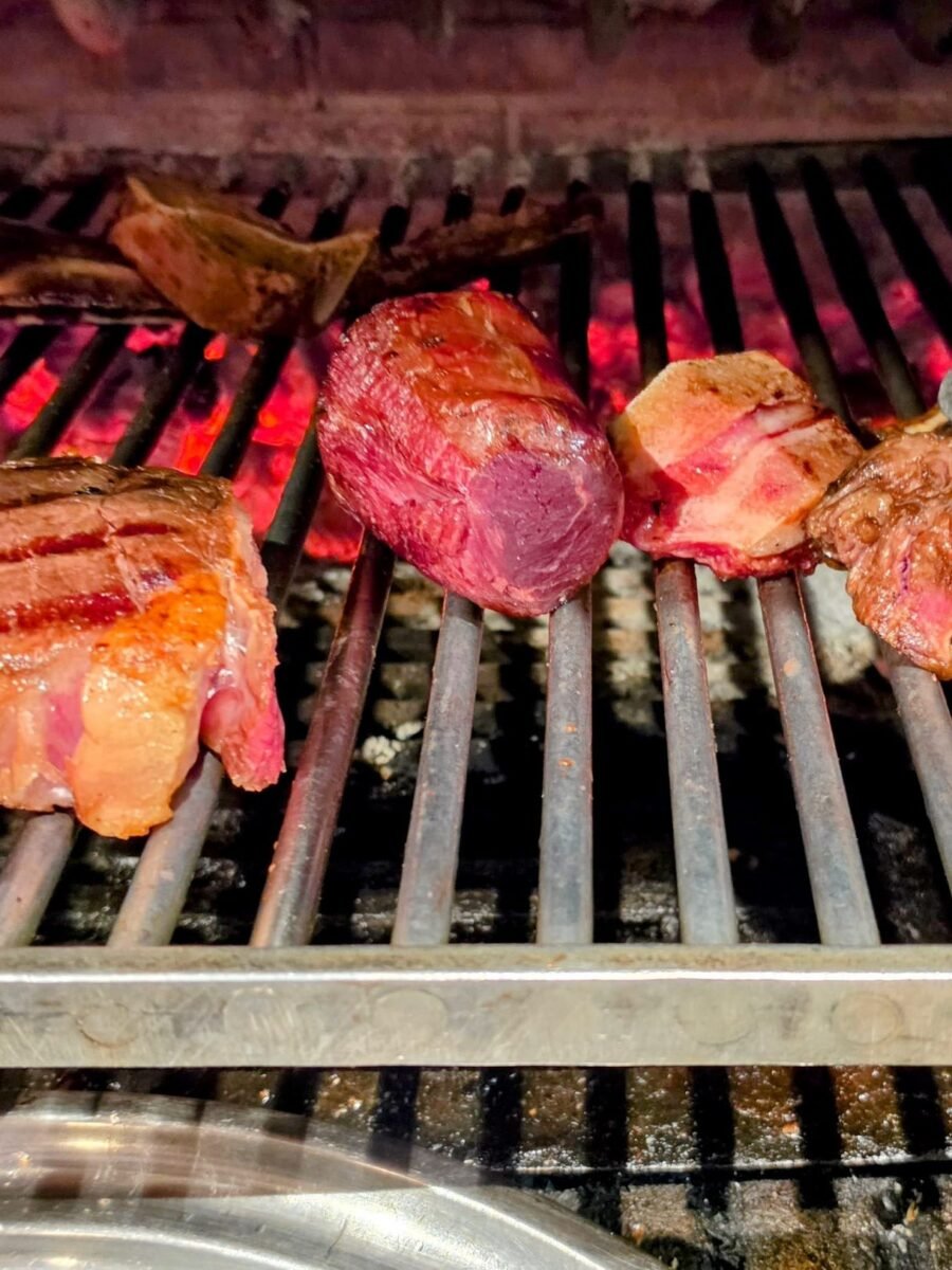 BORDA XIXERELLA · CARNS MADURADES A LA BRASA DE LLENYA  A la Borda Xixerella convertim la carn en una experiència molt saborosa.