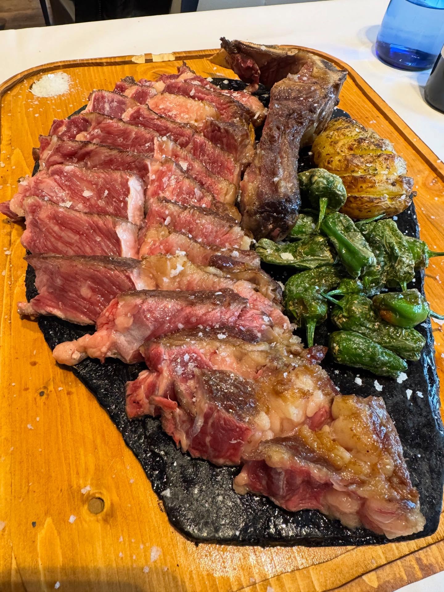🔥🥩✨ BORDA XIXERELLA · AMPLIANT LA PUBLICACIÓ DE @DAVIDAYALAGIL (SEORosa) Avui recuperem i ampliem la fantàstica publicació que ens va dedicar @DavidAyalaGil, possiblement el millor SEO d’Espanya i Llatinoamèrica, conegut mundialment com a @SEORosa. Una visita que ens va omplir d’orgull… i que va acabar amb un chuletón de wagyu que va deixar empremta. Brutal, com ell mateix va dir. 🤤🔥 Però a la Borda Xixerella hi ha molt més per descobrir, i avui volem afegir dues de les nostres joies gastronòmiques que enamoren a tothom que ens visita: 🥞✨ Els famosos crepès de la Borda Xixerella Els nostres crepès artesans, elaborats amb recepta pròpia són un dels plats més estimats de la casa. Farcits amb ingredients seleccionats, textura perfecta i aquell toc casolà que els fa únics. Un clàssic que sorprèn, agrada i es converteix en imprescindible. 🦪🔥 Vieires gallegues al forn Directes de Galícia i cuinades amb respecte absolut pel producte. Les nostres vieires al forn combinen tendresa, sabor marí i un gratinat suau que les fa irresistibles. Un plat elegant, delicat i ple de personalitat, ideal per començar un àpat especial. 🥩🔥 I, per descomptat… el Wagyu El chuletón de wagyu que va tastar @SEORosa és una de les nostres estrelles: Carn prèmium, maduració perfecta i cocció al punt sobre brasa de llenya. Una experiència que parla per si sola. 📍 A Andorra, en plena natura A la Borda Xixerella, cada plat és una combinació de tradició, producte prèmium i passió per la gastronomia. Un lloc on la cuina es viu, es comparteix i es recorda. 🔖#CrêpesBordaXixerella #Cargolsalalauna #Vieiresgalleguesalforn #WagyuAndorra #seorosa